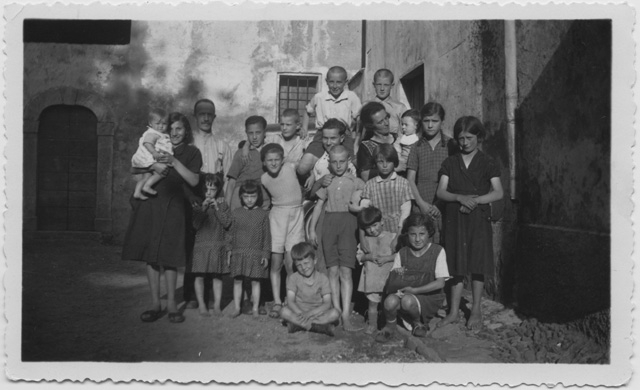 Famiglie Domeniconi, Foladori e Cattani davanti al torchio di Bidogno