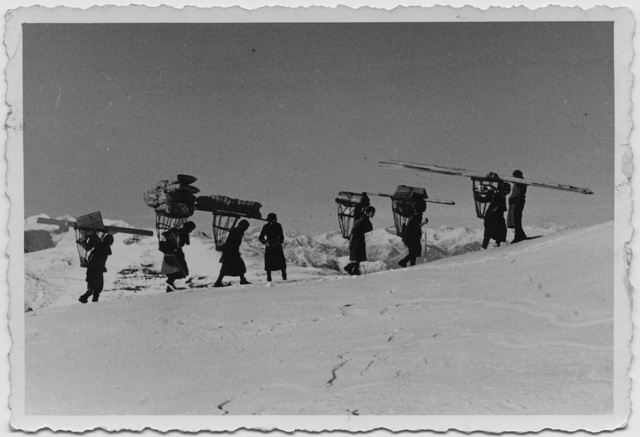Trasporto di materiali per la costruzione della Capanna del Monte Bar