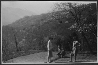 Mario e Irma Bernasconi con un'amica nel giardino di casa