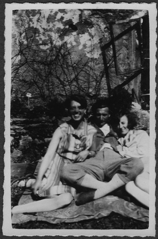 Mario e Irma Bernasconi con un'amica seduti nel giardino di casa