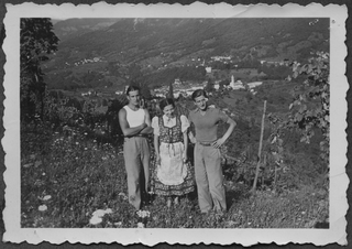 Aurelio Bernasconi e Renzo Soldini in posa davanti ad un panorama