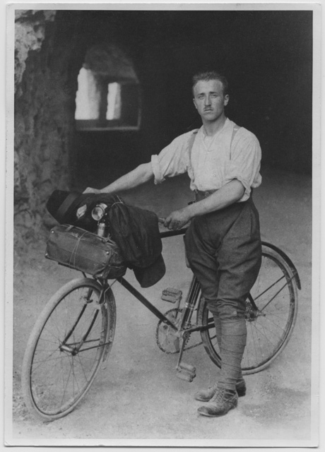 Domenico Domeniconi in posa su Axenstrasse con bicicletta