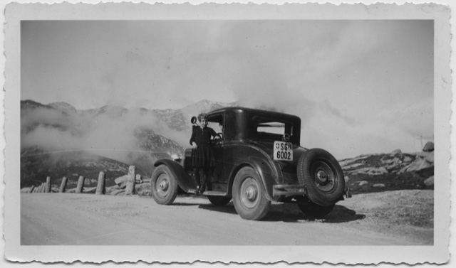 Ragazza in posa sul passo del San Gottardo