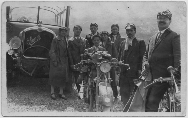 Domenico Domeniconi in posa con i membri del Motoclub