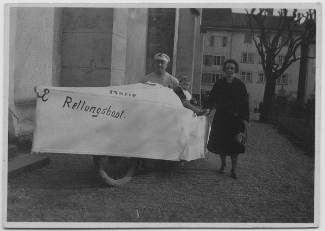 Famiglia Domeniconi in posa con carro allegorico al carnevale di Uznach