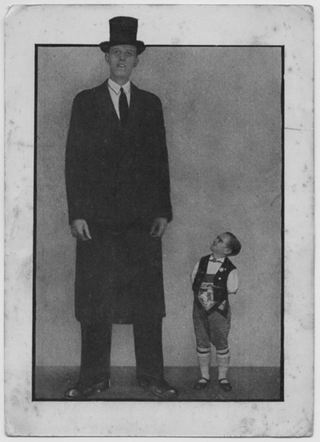 Cartolina dell'uomo più alto e più basso del mondo