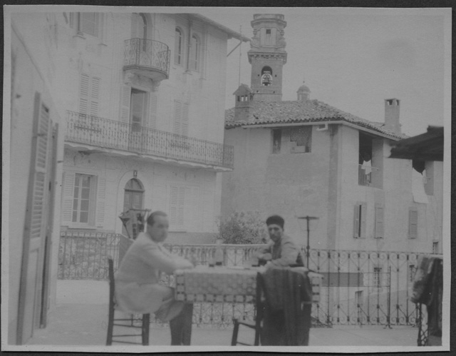 Mario Bernasconi al tavolo con un amico