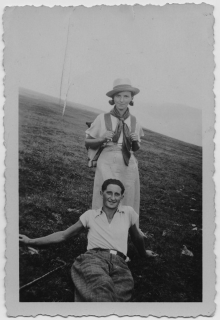 Alfredo Petrini in posa con un'amica durante una gita