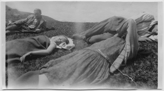 Gruppo sopra a un prato