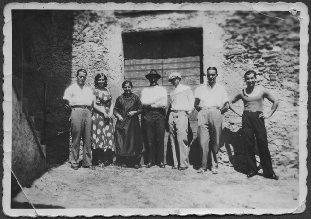 Gruppo in piazza di Gransch a Comano