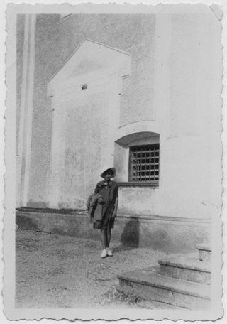 Anna Petrini in posa con cappello