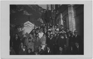 Gruppo in posa davanti alla chiesa di (?)