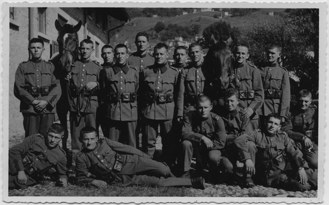 Compagnia di soldati in posa con cavalli