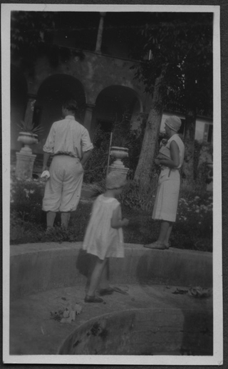 Mario e Irma Bernasconi con Annelise Göbbers nel giardino di una villa