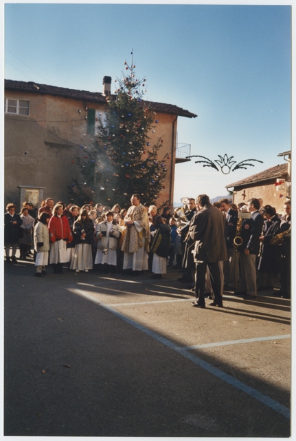Fedeli radunati durante una funzione religiosa a Ponte Capriasca