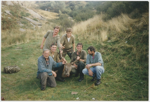 Cacciatori in posa con cervo