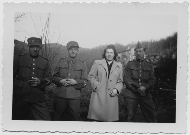 Rino Deluigi (II a sinistra) in divisa militare a Lelgio