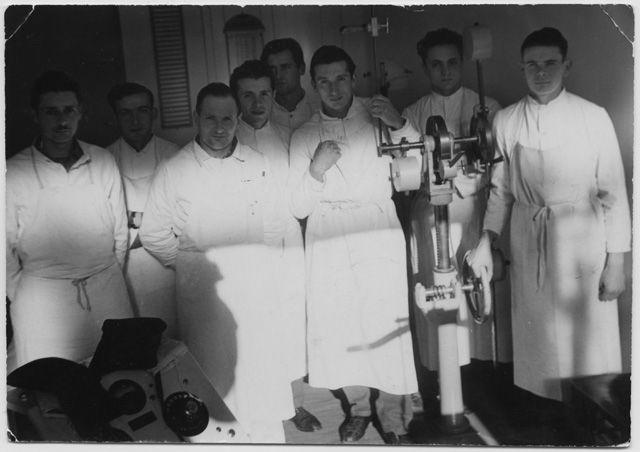 Uomini in posa durante un corso in sala operatoria all'ospedale di Locarno