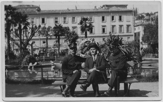 Uomini in posa alla fontana di piazza Manzoni a Lugano