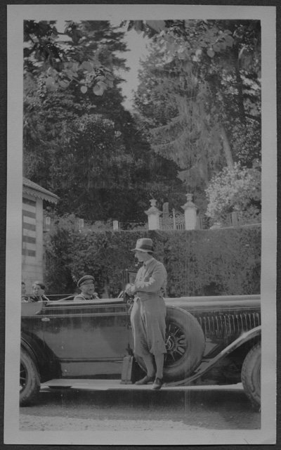 Mario e Irma Bernasconi su un'automobile con autista