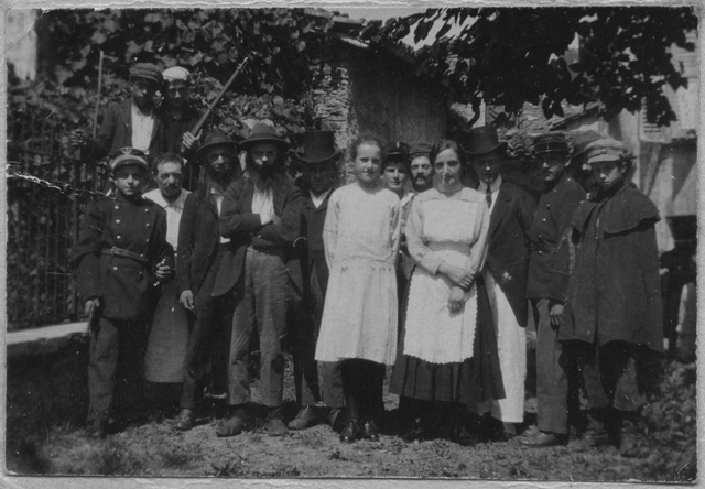 Gruppo in maschera a Comano