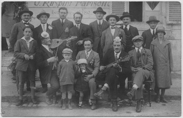 Gruppo in posa con chitarra e mandolino