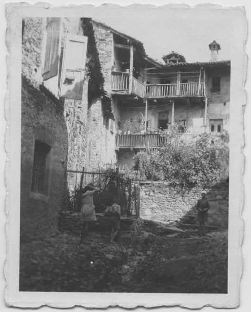 Bambini in cortile di Ca dra Pesciòra a Comano