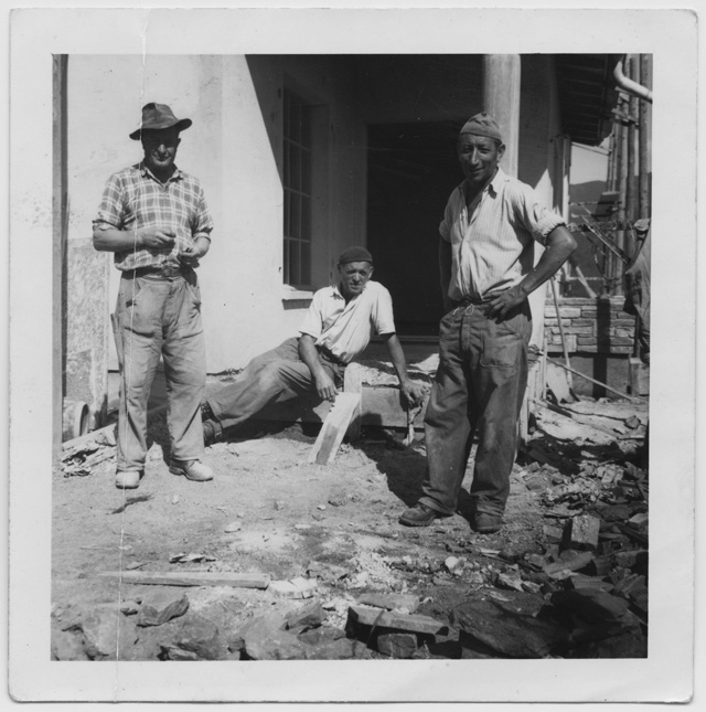 Operai sul cantiere delle case dei Fendt a Comano