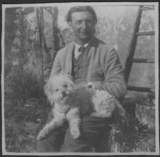 Mario Bernasconi con il cane nel giardino di casa