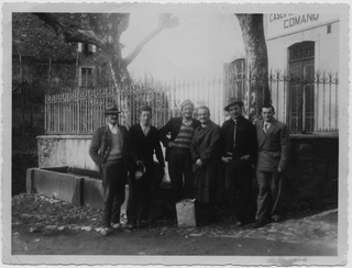 Uomini davanti al caseificio di Comano