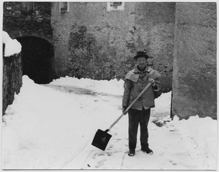 Armando Soldini mentre spala la neve in Strecia di Casée a Comano