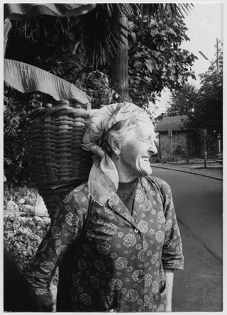 Ida Soldini con la gerla in via al Ballo a Comano