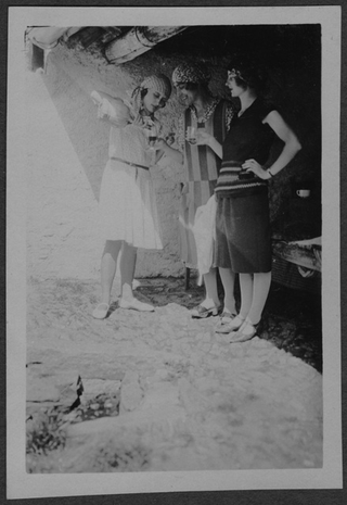 Tre donne si servono del vino da un fiasco