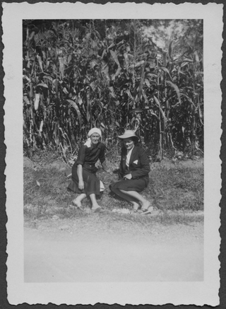 Ida Soldini (a destra) davanti ad un campo di granoturco