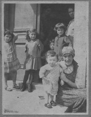 Donne con bambini in posa a Comano