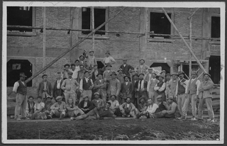 Operai in posa in un cantiere in svizzera francese