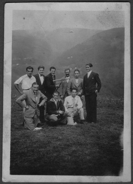 Uomini in posa con rastrello a San Bernardo a Comano