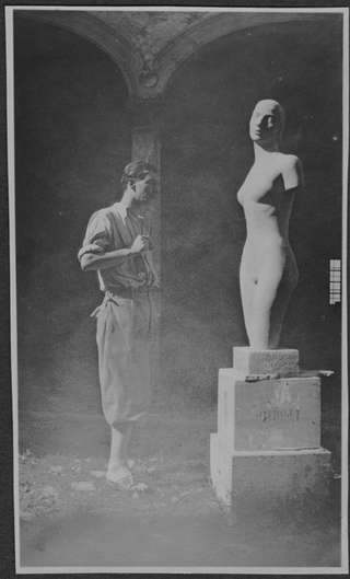 Mario Bernasconi osserva un suo torso con testa