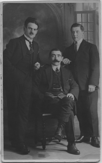 Ritratto di Elvezio Lucca e Attilio Ceresa con un amico