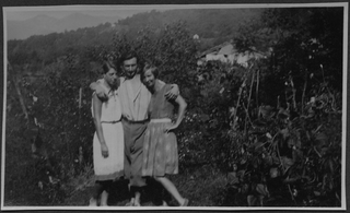 Mario e Irma Bernasconi con un'amica nel giardino di casa