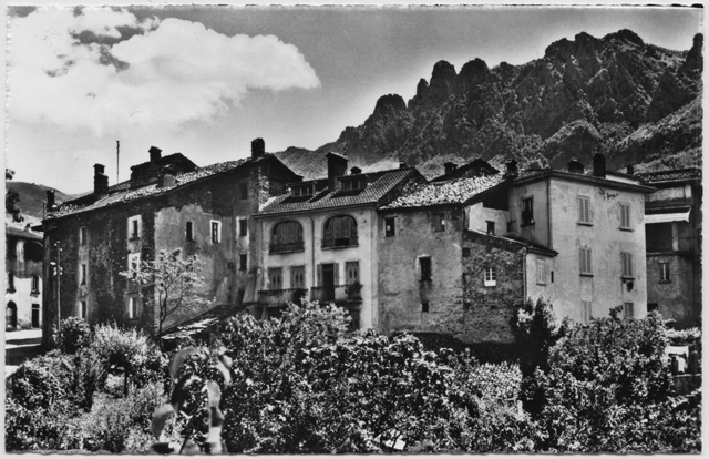 Veduta del nucleo di Sonvico con i Denti della Vecchia