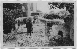 Bambine durante la raccolta della paglia a Sonvico