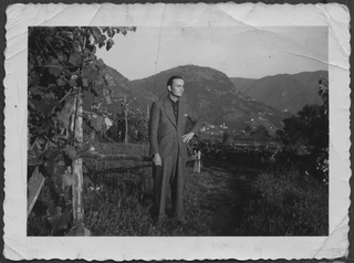 Giovanni Bernasconi in un vigneto a Comano