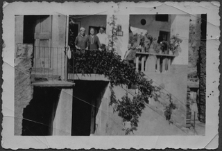 Gruppo in posa in piazza di Gransc