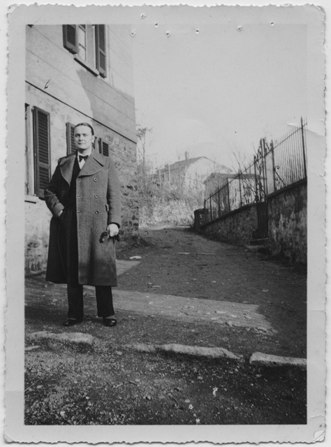 Giovanni Bernasconi sulla strada a Comano