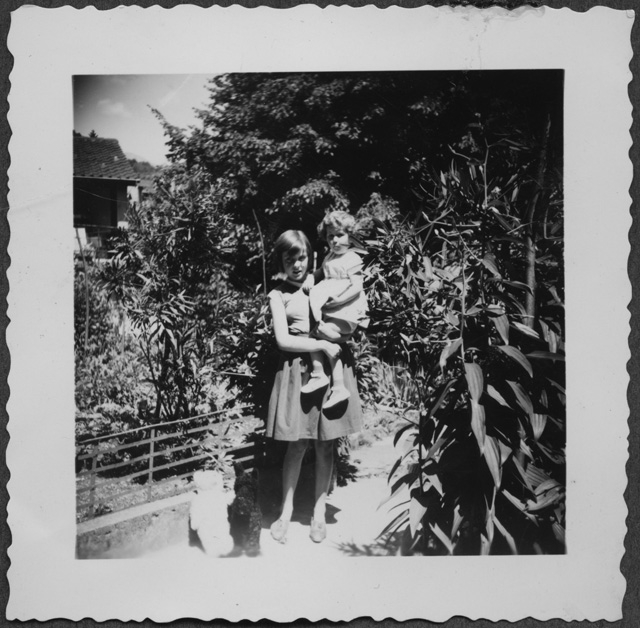 Due bambine a casa Quattrini a Comano