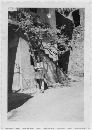 Bambina sulla piazza di Gransc a Comano