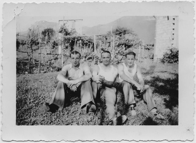 Uomini in posa in località Ronchetta a Comano