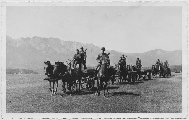 Militari in viaggio con carrozze a cavalli