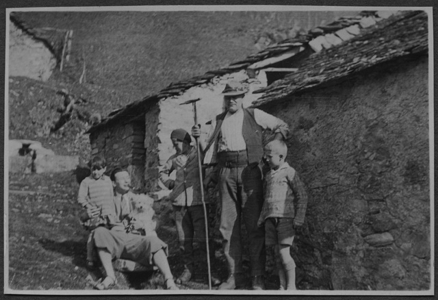 Mario Bernasconi con un gruppo di persone